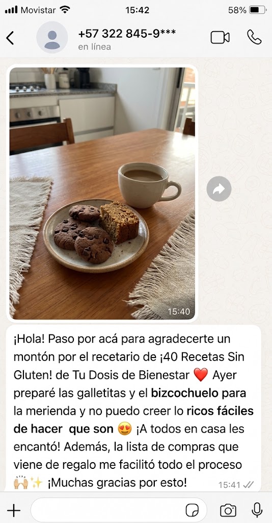 Captura de WhatsApp de una clienta: foto de galletas con chips y un bizcochuelo sin gluten en la mesa, junto a su mensaje contando que preparó las recetas para la merienda