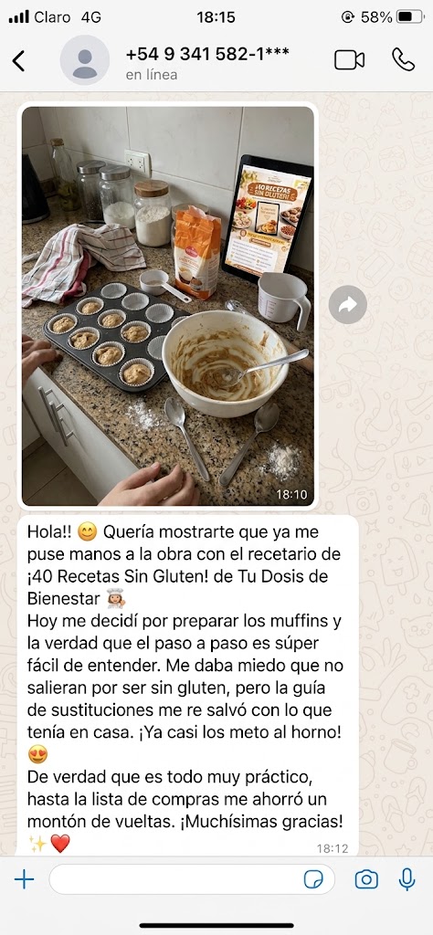 Captura de WhatsApp de una clienta: foto de su cocina con el molde de muffins a punto de hornearse y la tablet mostrando la portada del recetario, junto a su mensaje sobre lo fácil que fue prepararlos